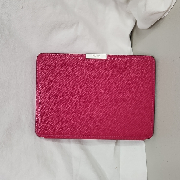 Kindle Case Textured Raspberry Color Magnetic Closure - Picture 2 of 8